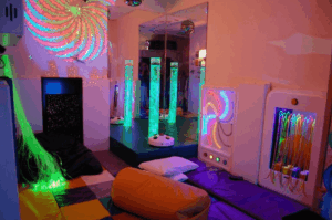 Snoezelkamer met verlichting en sensorisch materiaal
