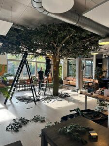 Snoezelruimte met kunstboom en rustgevende inrichting